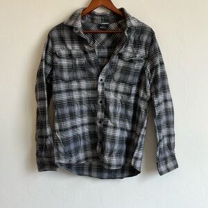 Men's Medium Plaid Button Up Long Sleeve.        missing one button